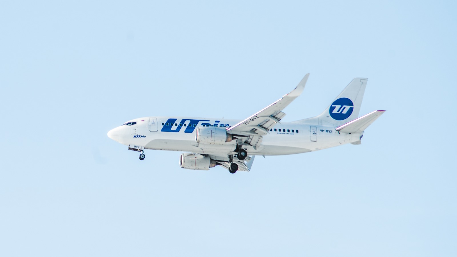 Пассажир Utair на ходу открыл дверь самолета