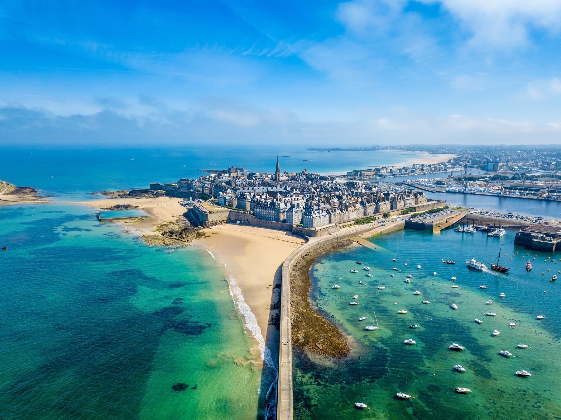 Побережье франции города. Saint malo Франция. Сен мало Бретань. Франция Атлантический океан. Биарриц океан Атлантический.