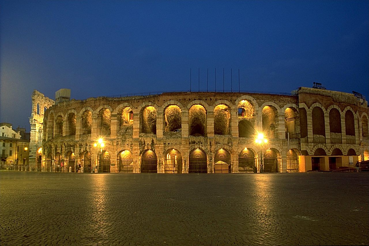 Wo liegt die Arena von Verona?