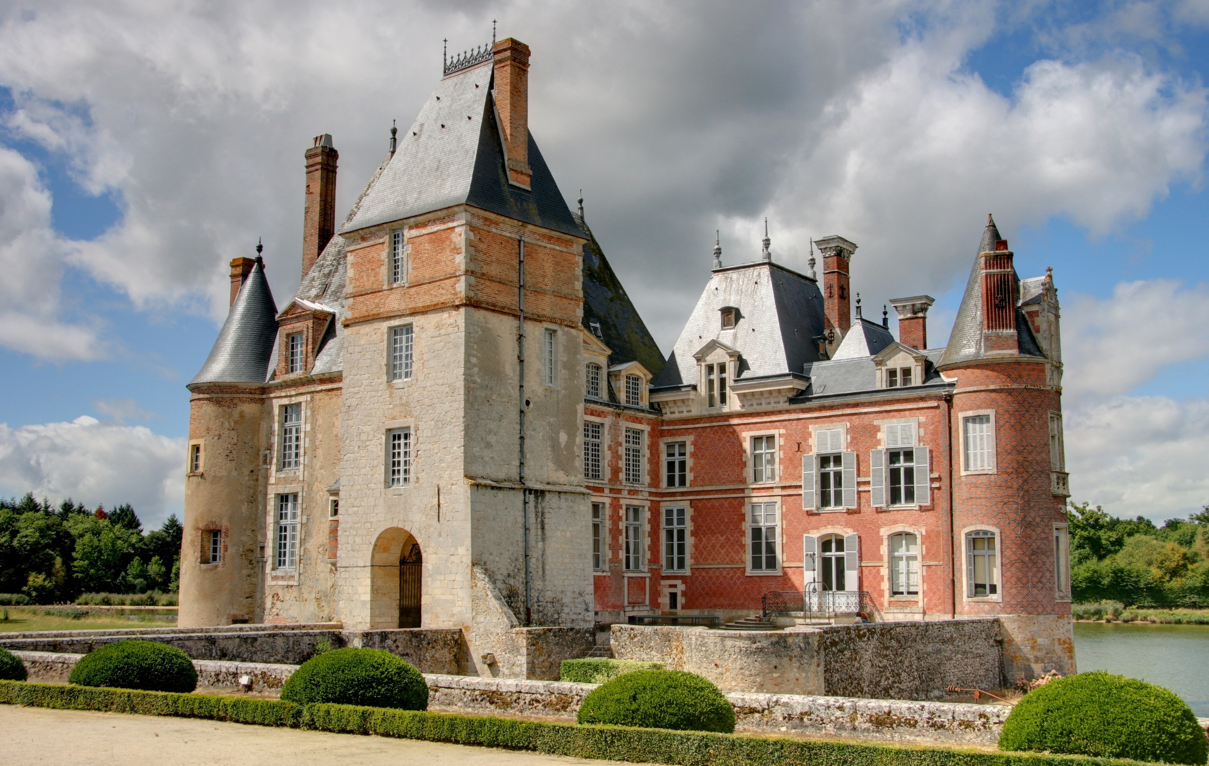 Замок сх. Замок Ланже Франция. Замок Ардикур во Франции. Замок Гаасбек Бельгия. Замок Пиньероль Франция.