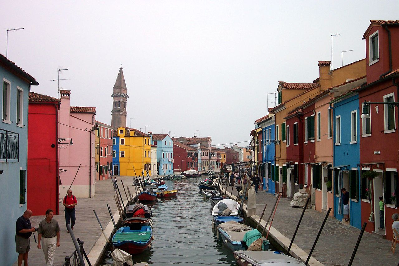 Разноцветные дома в бурано, венеция, италия