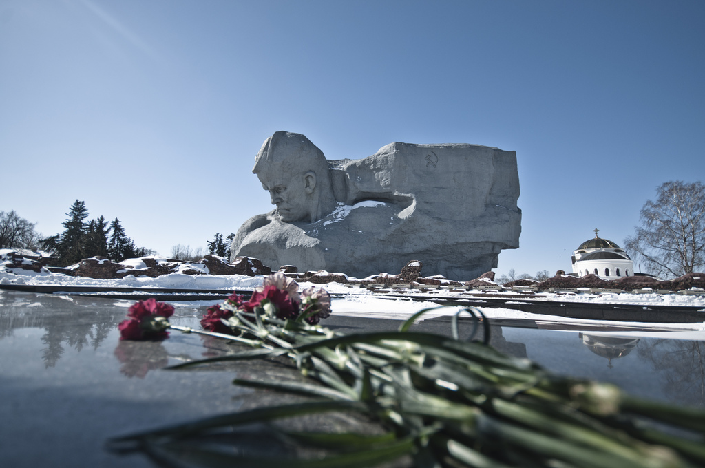 Памятник защитникам брестской. Монумент мужество в Брестской крепости. Брестская крепость памятник мужество. Мемориальный комплекс Брестская крепость-герой. Памятники мемориальный комплекс Брестская крепость.