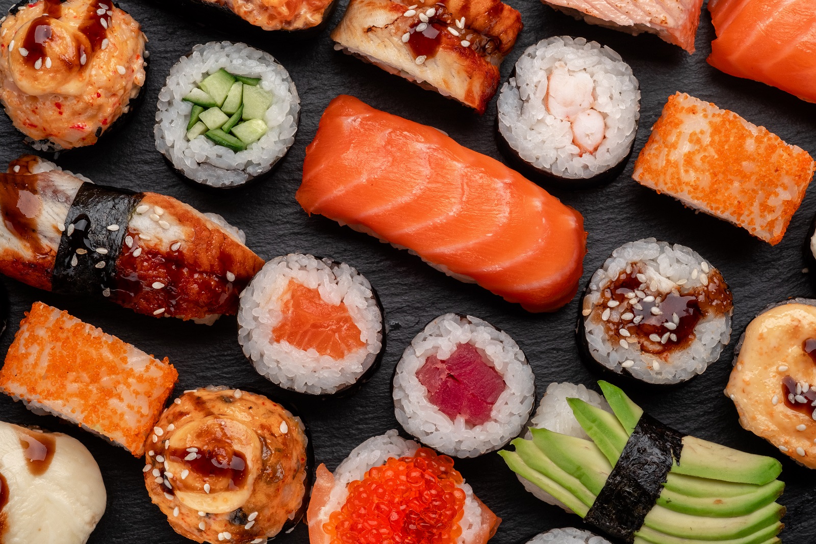 Why not sushi отзывы. Суши вид сверху. Роллы вид сверху. Ассорти из роллов. Суши танк.