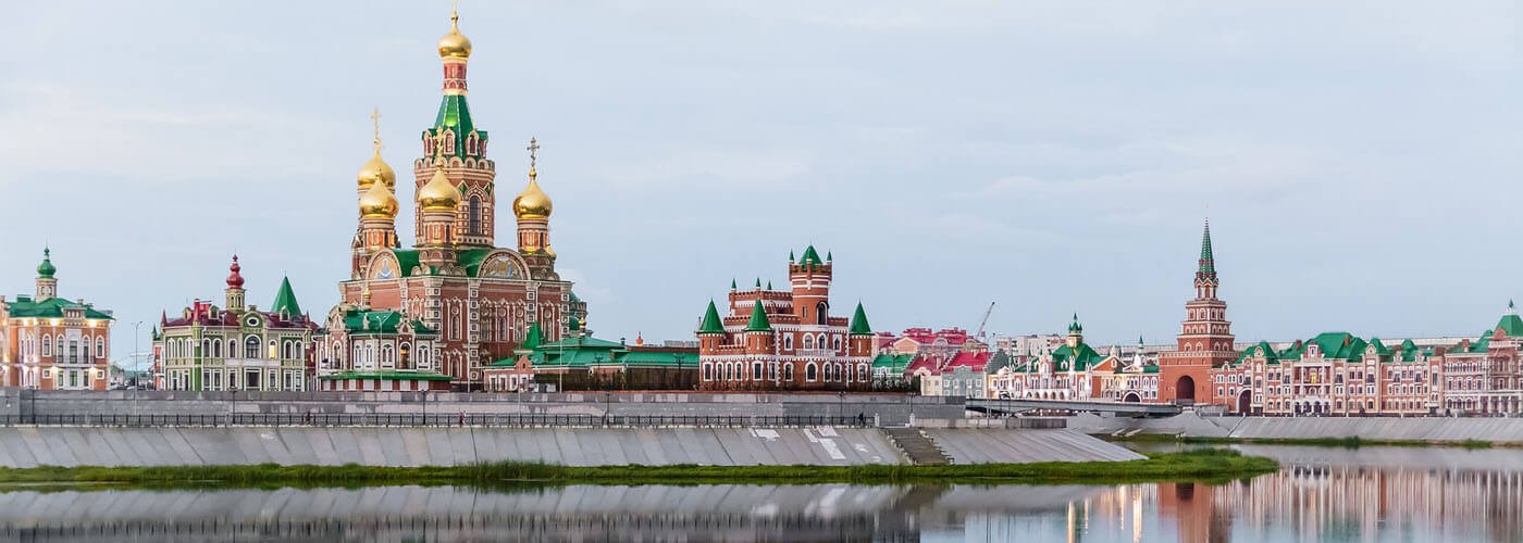 Йошкар ола 23. Туристы Йошкар-Ола. Йошкар Ола сказочный замок. Сер города Йошкар-Ола. Чебоксары Йошкар Ола достопримечательности побережья реки.