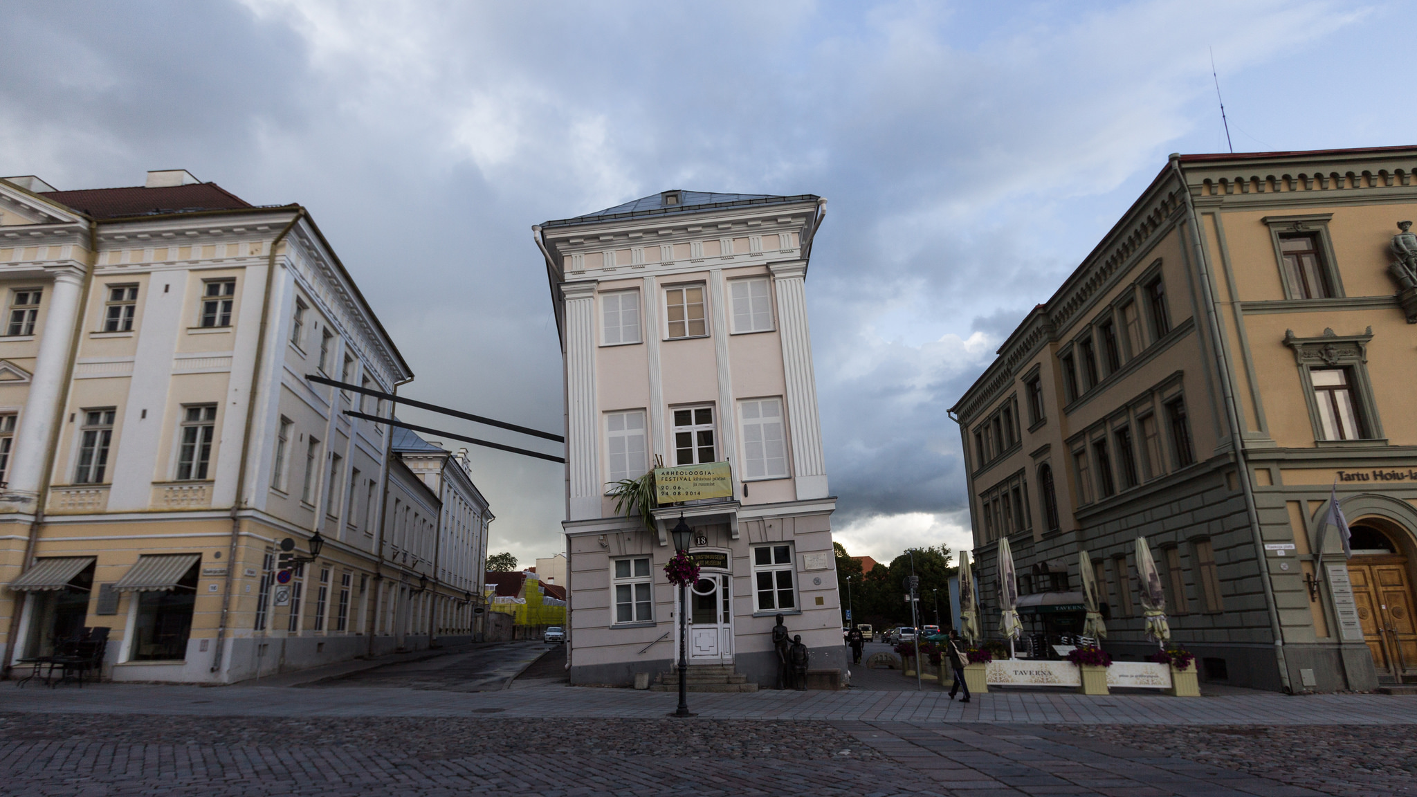 Петербург тарту. Падающий дом в Тарту. Ратушная площадь Тарту. Тарту ратуша. Тарту домик.