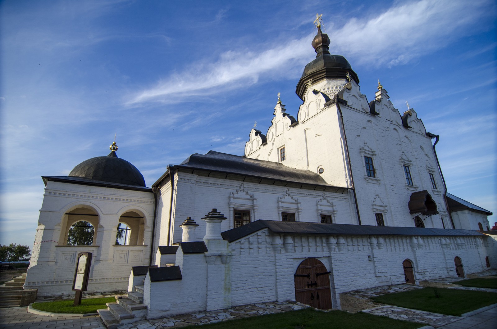 Средний монастырь. Богородице-Успенский Свияжский монастырь. Свияжский Успенский монастырь Свияжск. Успенский собор Свияжск. Монастырь острова града Свияжск.