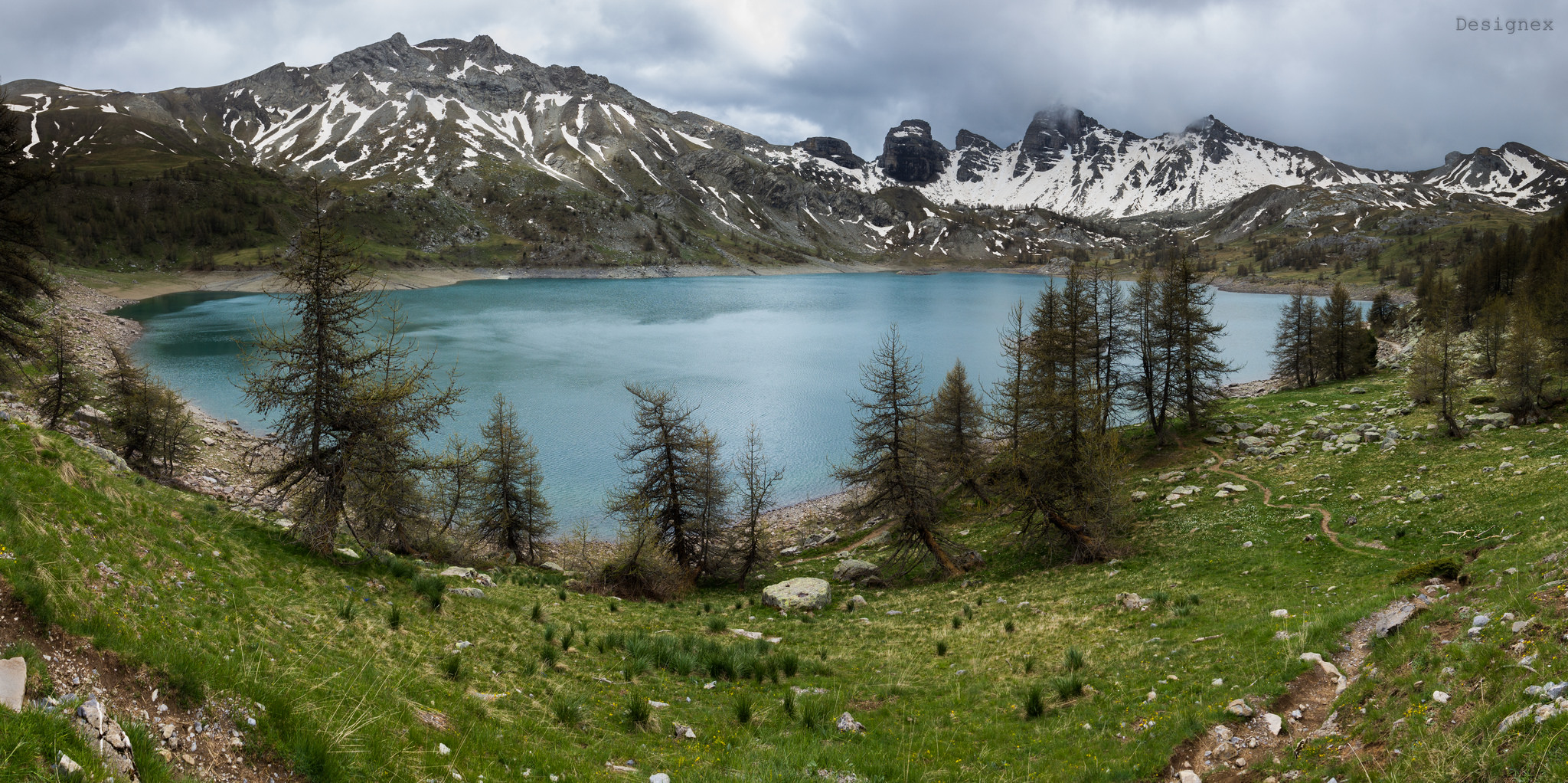 Lac des. Озеро Алло Франция. Озеро большое Алло. Крупные озера Франции Аллос. Крупные озера Франции Алло.