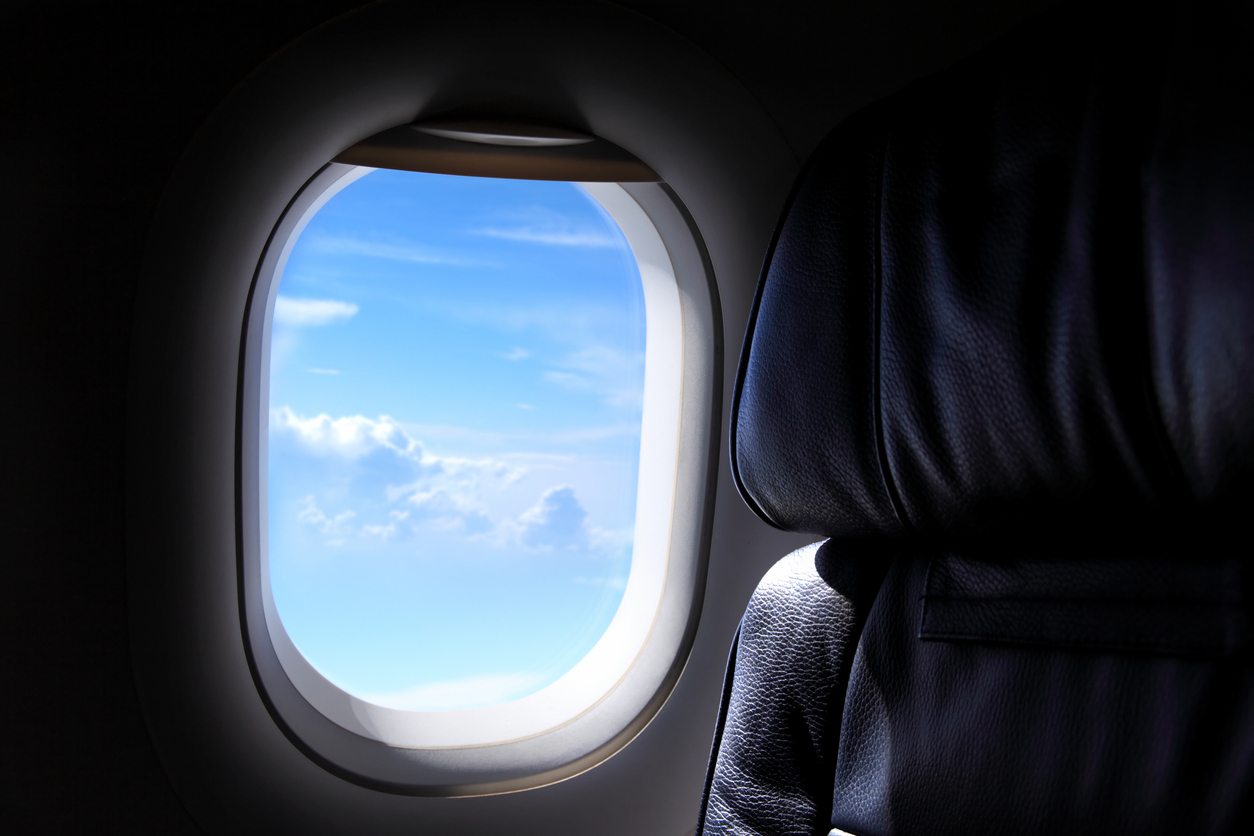 Зачем в самолете просят открыть шторку окна перед взлетом и посадкой - Travel | Сегодня