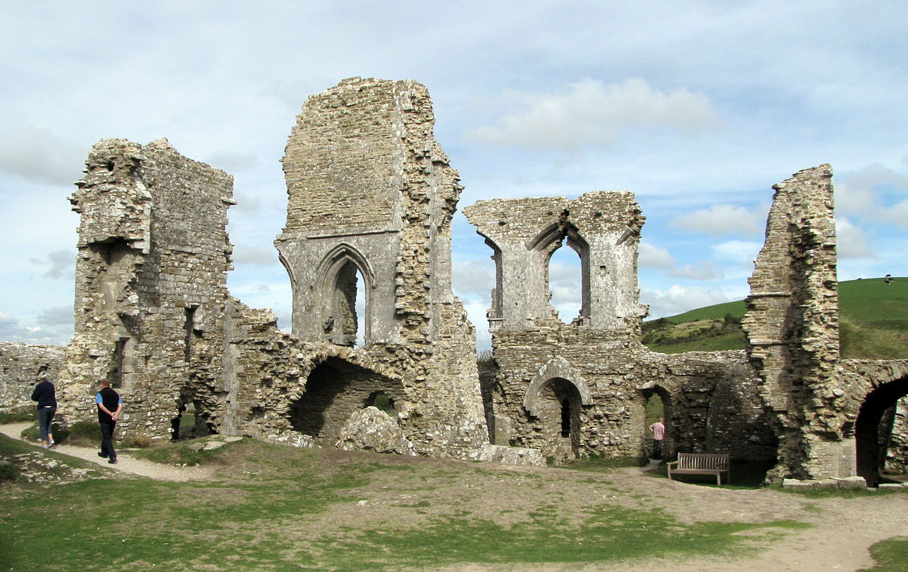Разрушенный замок Корф