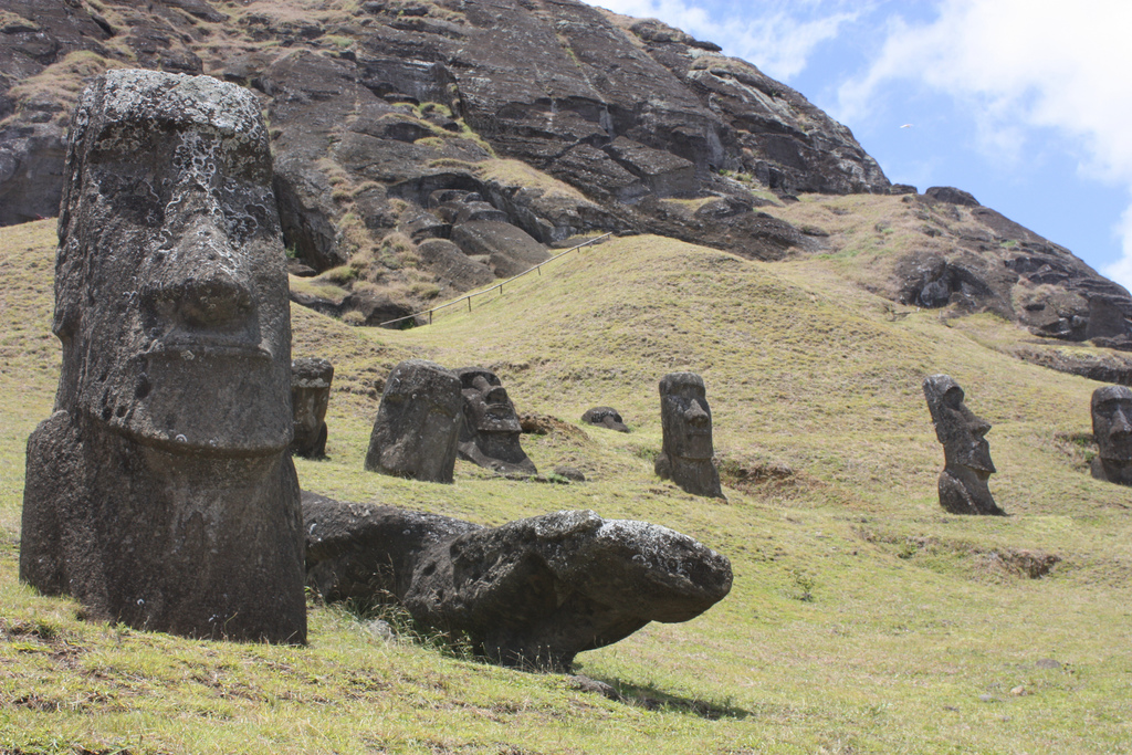 Исследователи нашли еще одну древнюю статую на острове Пасхи. На этот раз — на дне высохшего озера