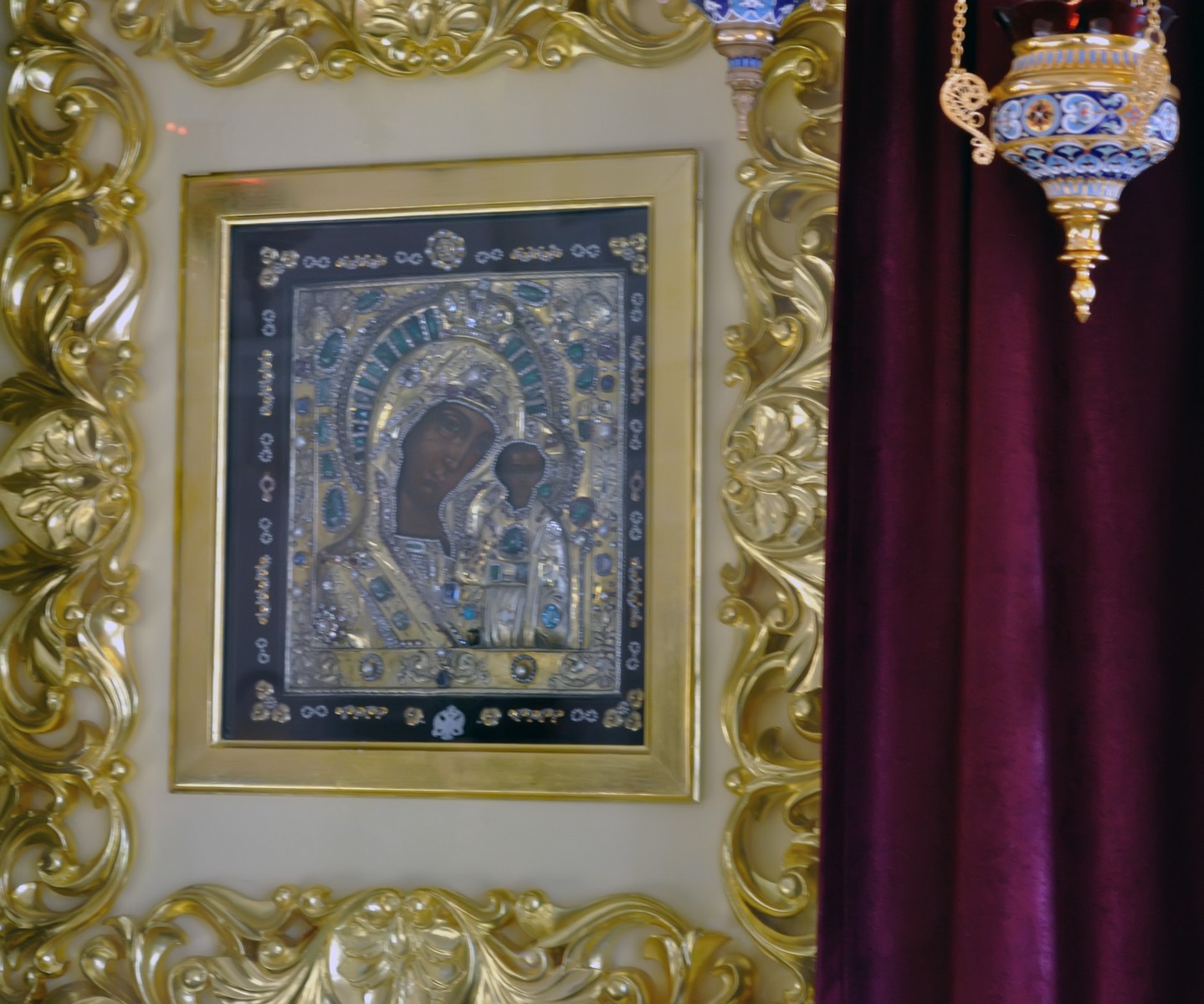 Иконы в Казанский Богородицкий монастырь в Казани