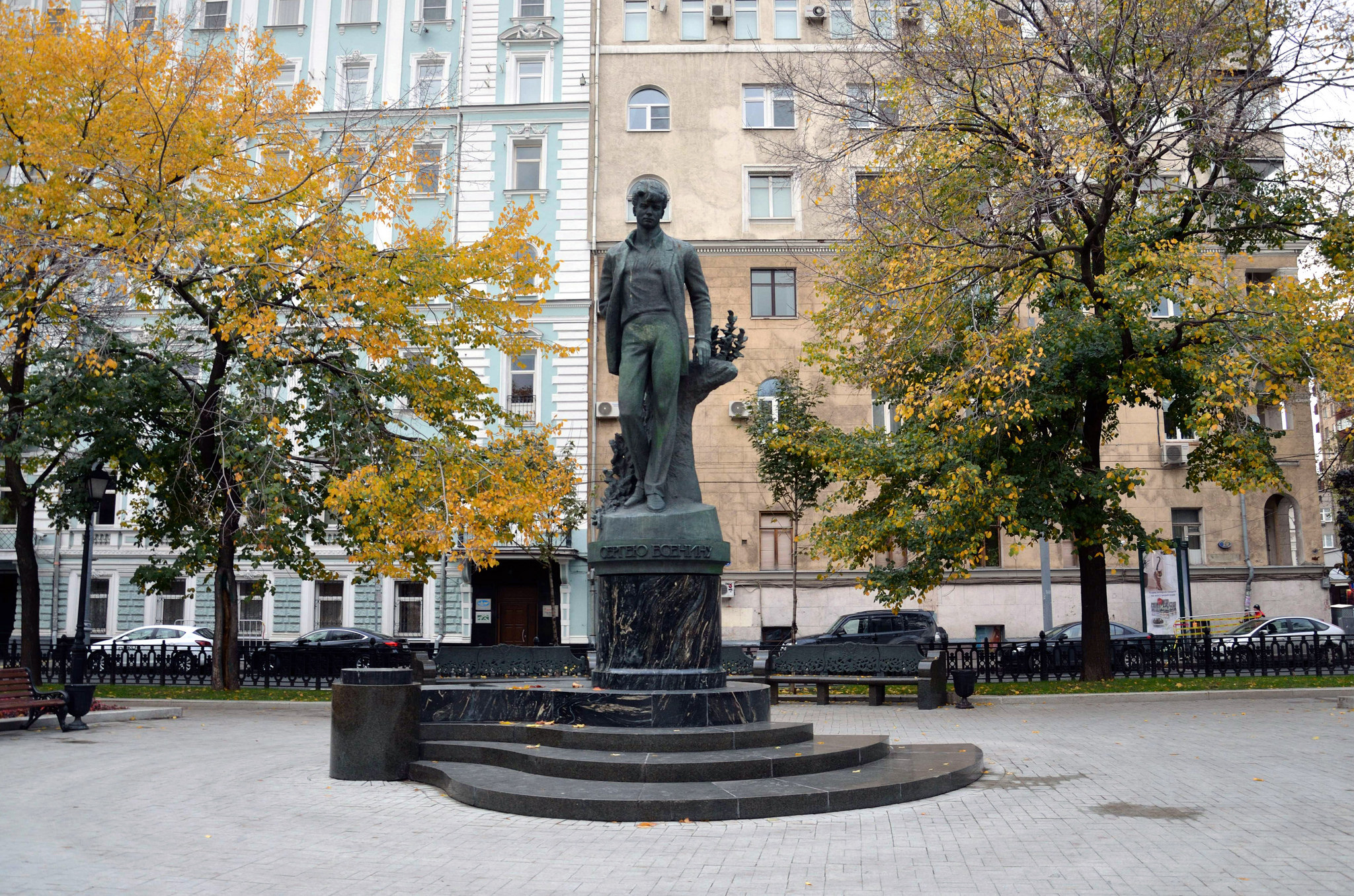 Памятник есенину в москве новый