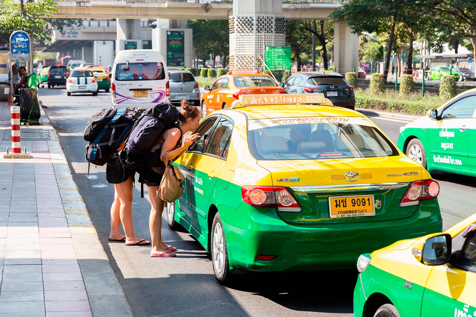 Такси тайцы. Такси Бангкок. Такси в Тайланде. Такии Тайланд. Туристы в такси.