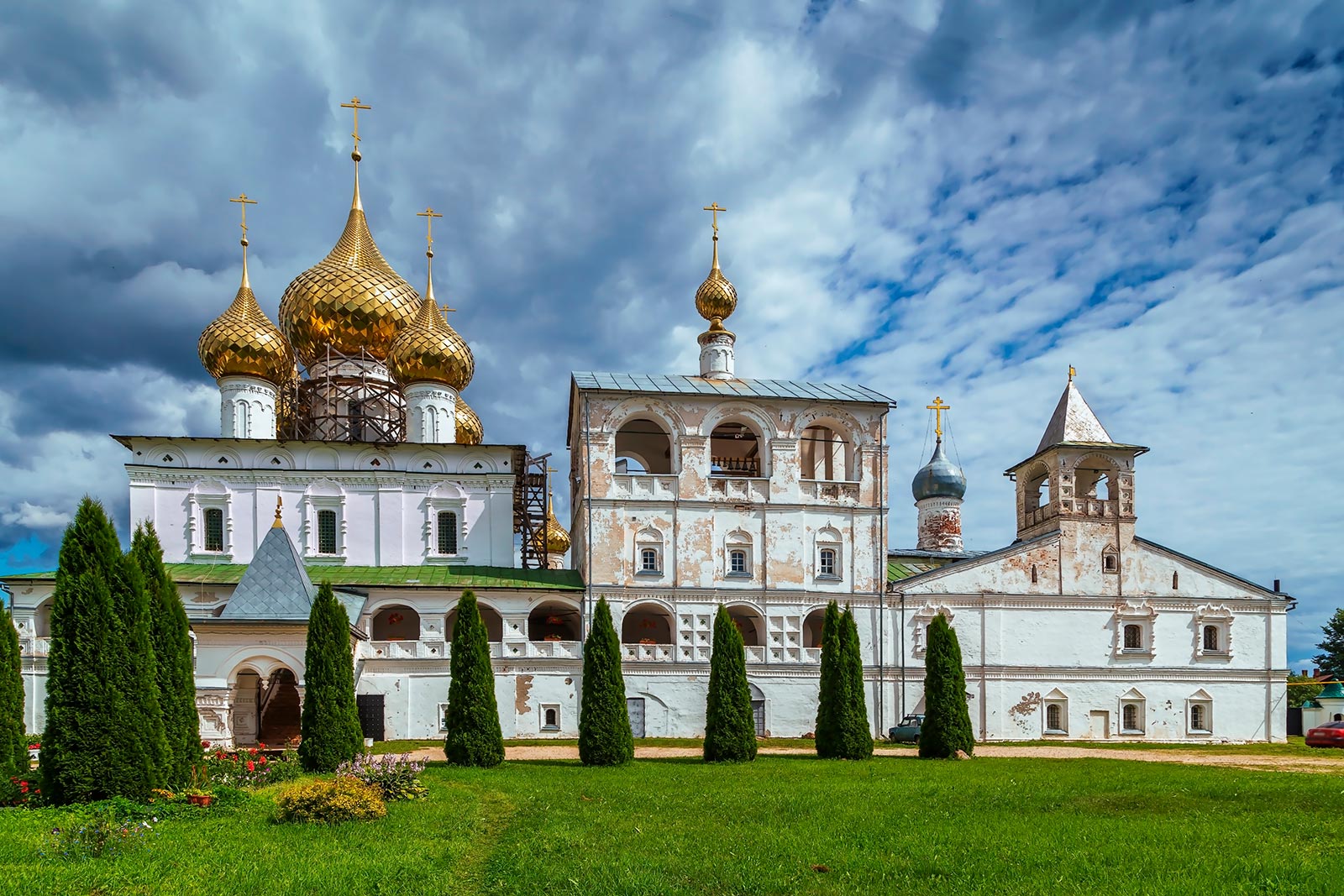 Воскресенье монастырь. Воскресенский монастырь Углич. Ансамбль Воскресенского монастыря Углич. Воскресенский мужской монастырь Углич.