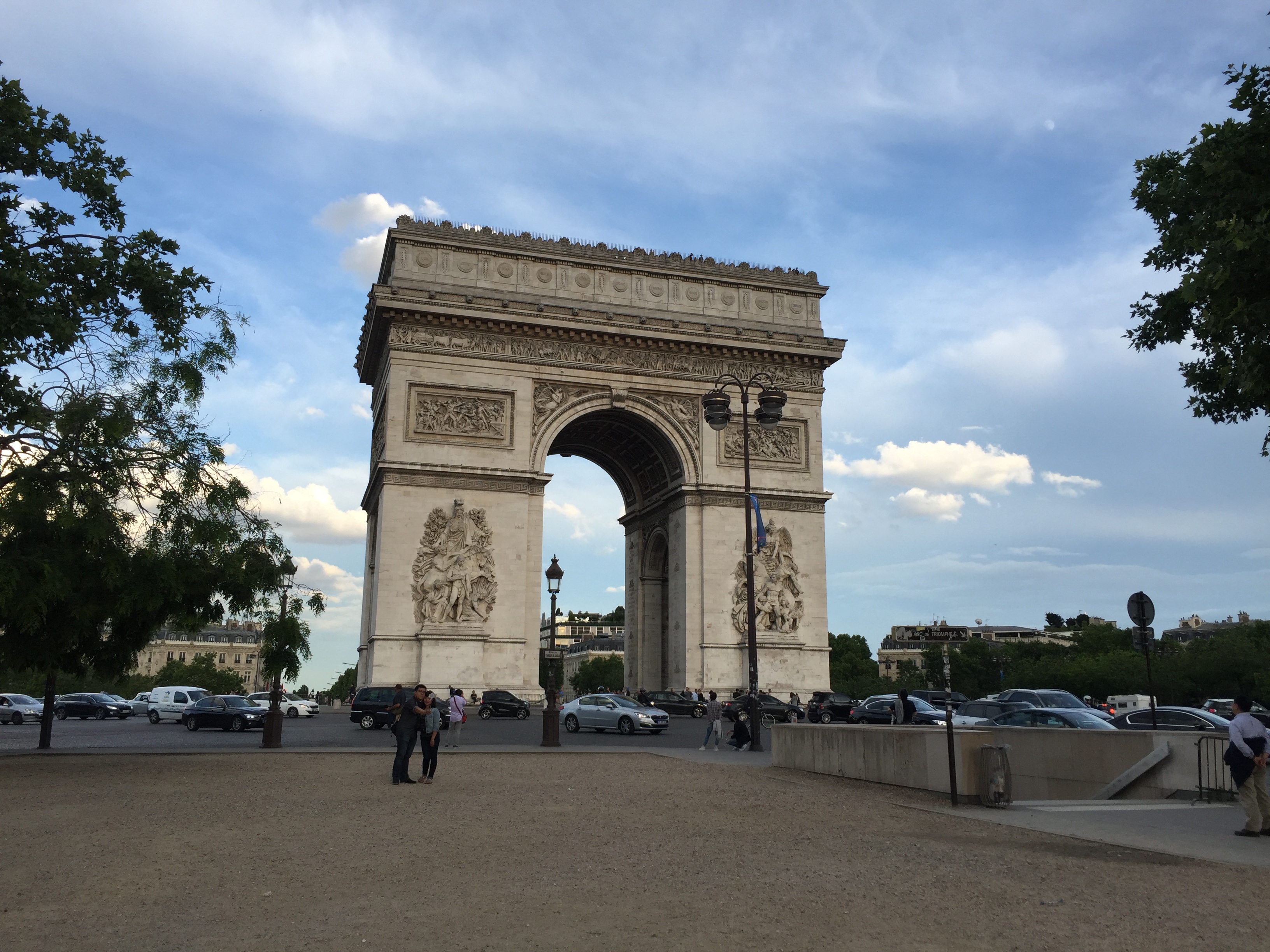 Когда была построена триумфальная арка. 8. Триумфальная арка Париж. Триумфальная арка в Париже история. Ворота Шарля де Голля Париж. Париж Елисейские поля и Триумфальная арка.