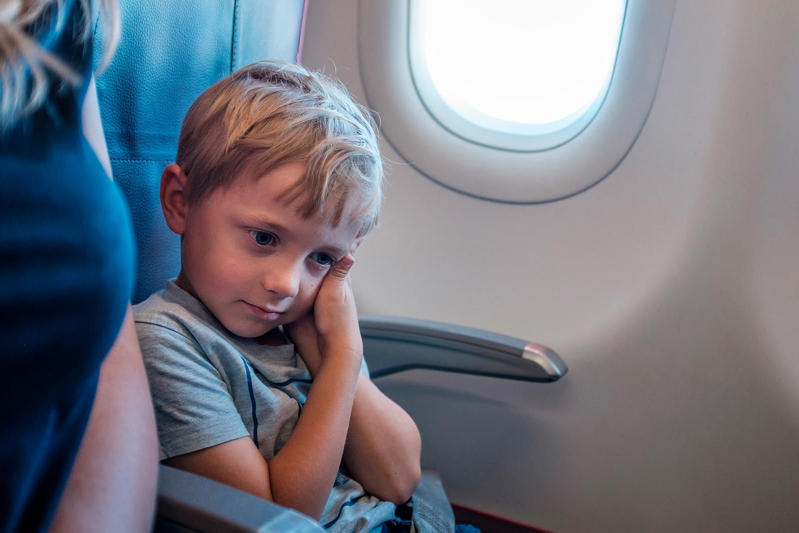 Почему закладывает уши в самолете. Почему при взлете и посадке болят уши особенно у детей. Почему при взлете закладывает уши. Почему при полете на самолете закладывает уши. Ребенок самолет уши закладывает