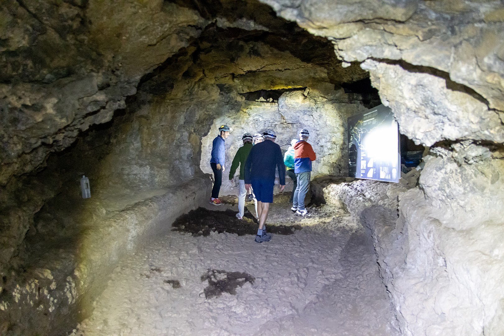 Деревня в Испании Cuevas del agua. Cuevas del agua деревня. Пещера ветерница в Загребе Хорватия. Есть ли пещера на острове Тенерифе.