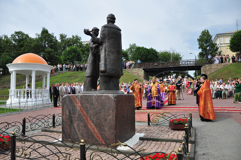 Памятник петру и февронии в рязани фото