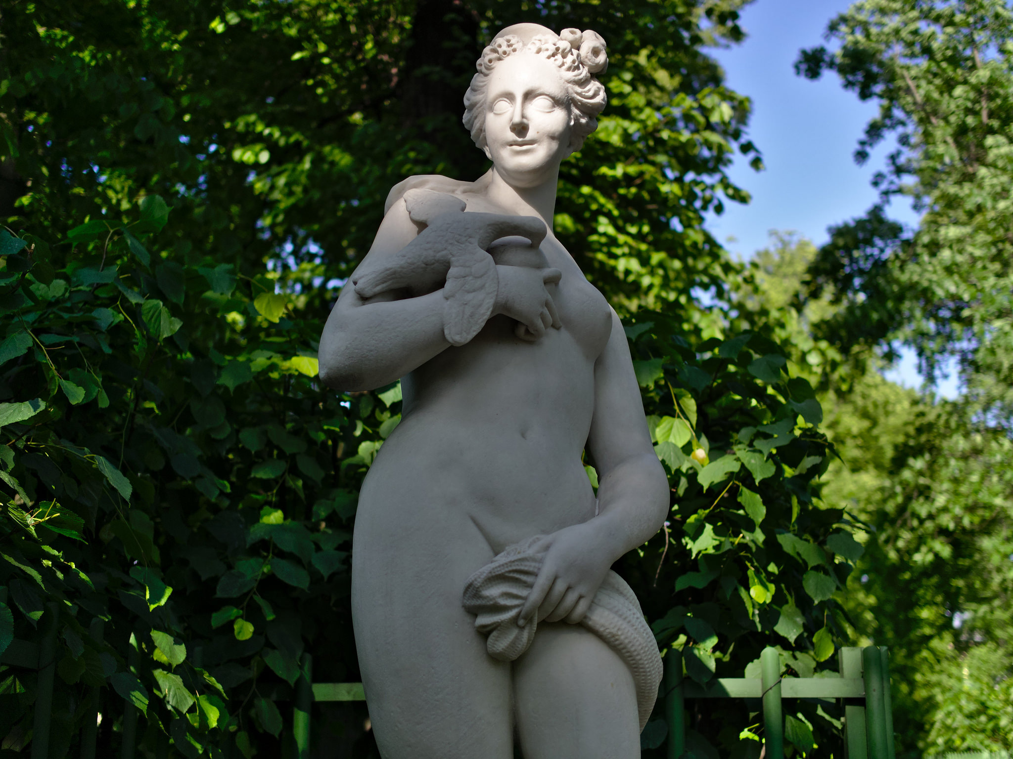 Сатир и вакханка скульптура в летнем саду