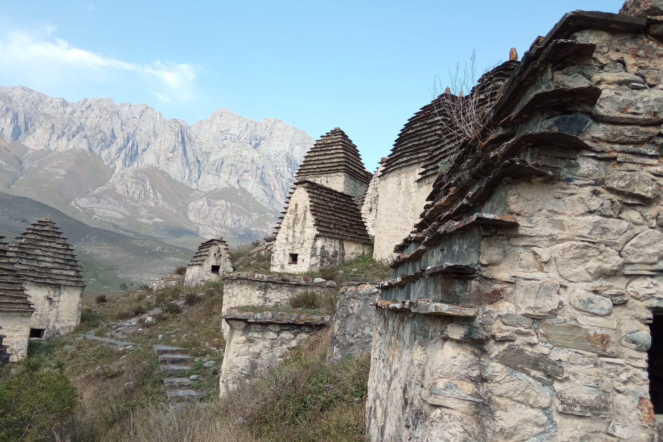 2008 г осетия. Монастырь в горах Осетии летом. Город мертвых Северная Осетия снег. Владикавказ город мертвых как добраться.