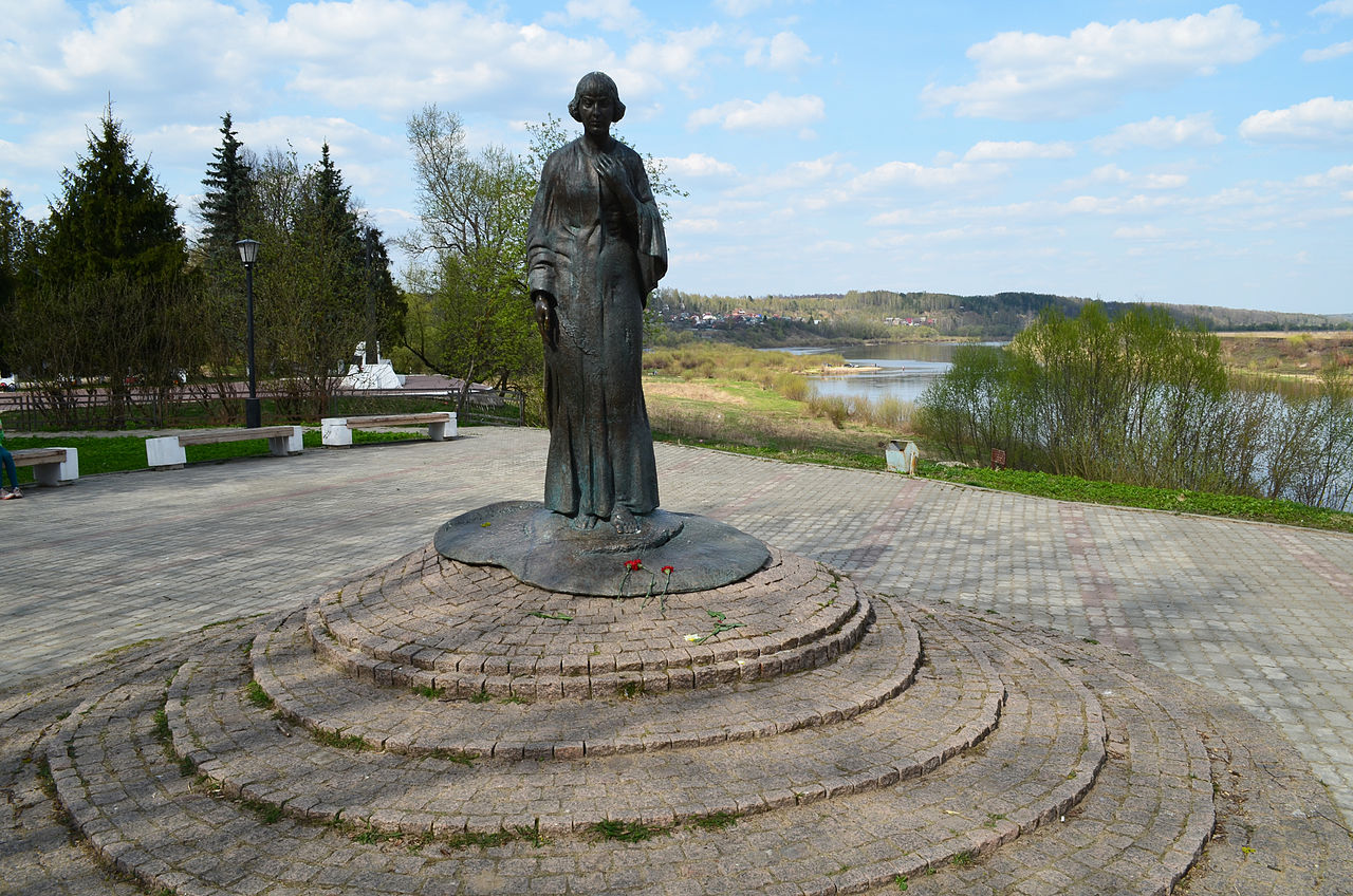 Памятник ахмадулиной в тарусе фото