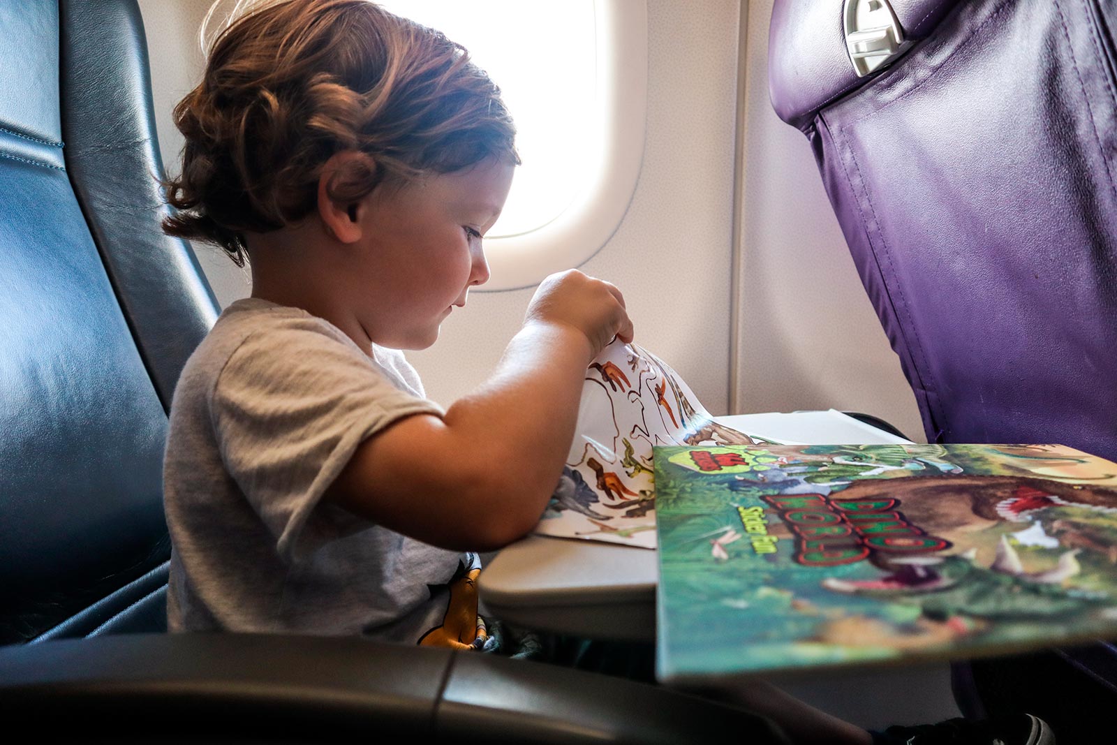 Дети в самолете без родителей. Картинка девочка и мальчик на самолёте. Мальчик с самолетом в руках. Чем занять ребенка в самолете. Интересные раскраски для детей.