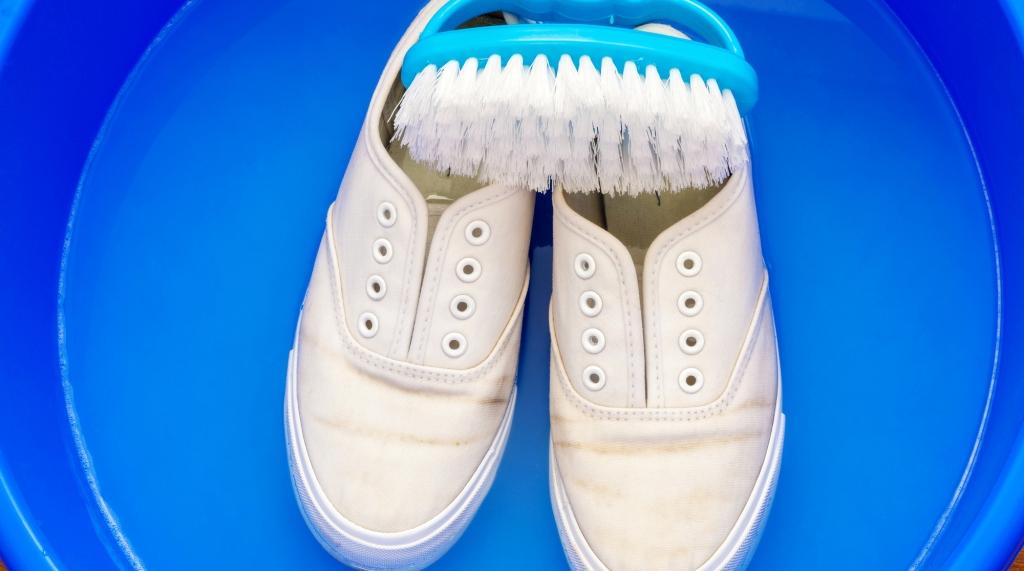 Снилось что мыла обувь. Легко моющиеся кроссовки. Кроссовки Soap. Обувь для мокрых производственных помещений. Белые кроссовки до и после чистки.