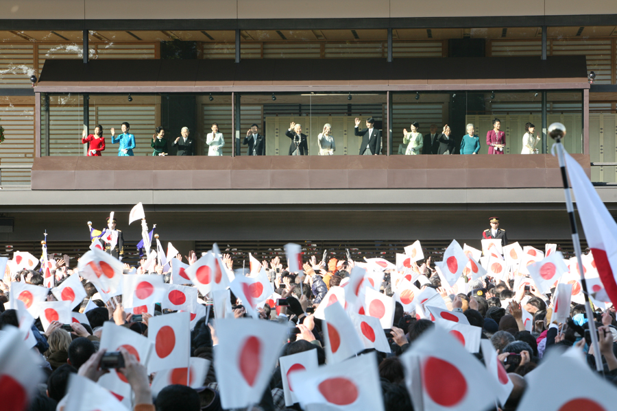 Тысячи японцев пришли к дворцу, чтобы поздравить императора с днем рождения