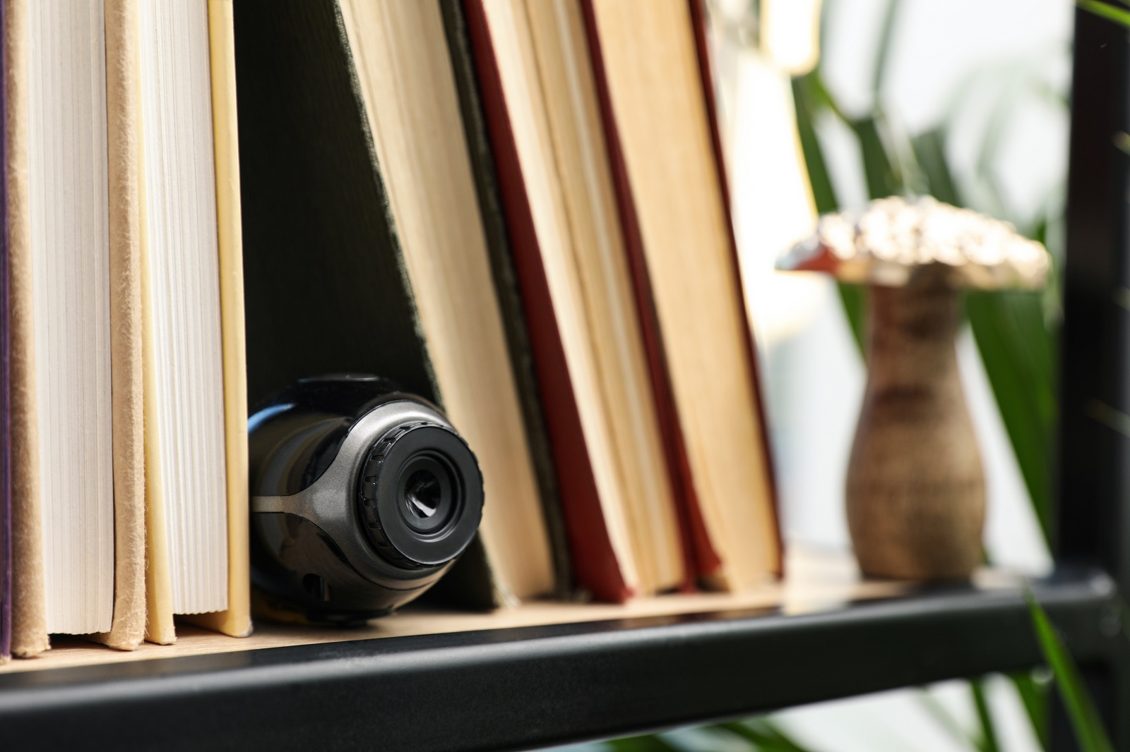 Как обнаружить скрытые камеры на съемной квартире?