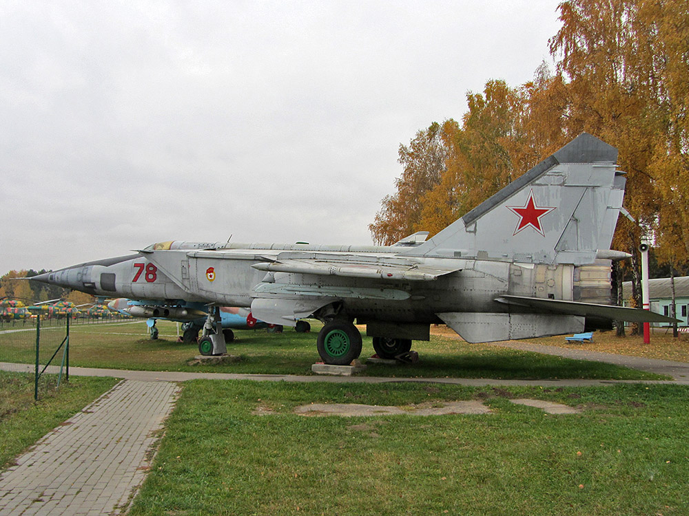 Техником минск. Миг-25бм. Миг-25 окраска. Миг-25бм фото. Миг-25ббм в Минском музее авиации.