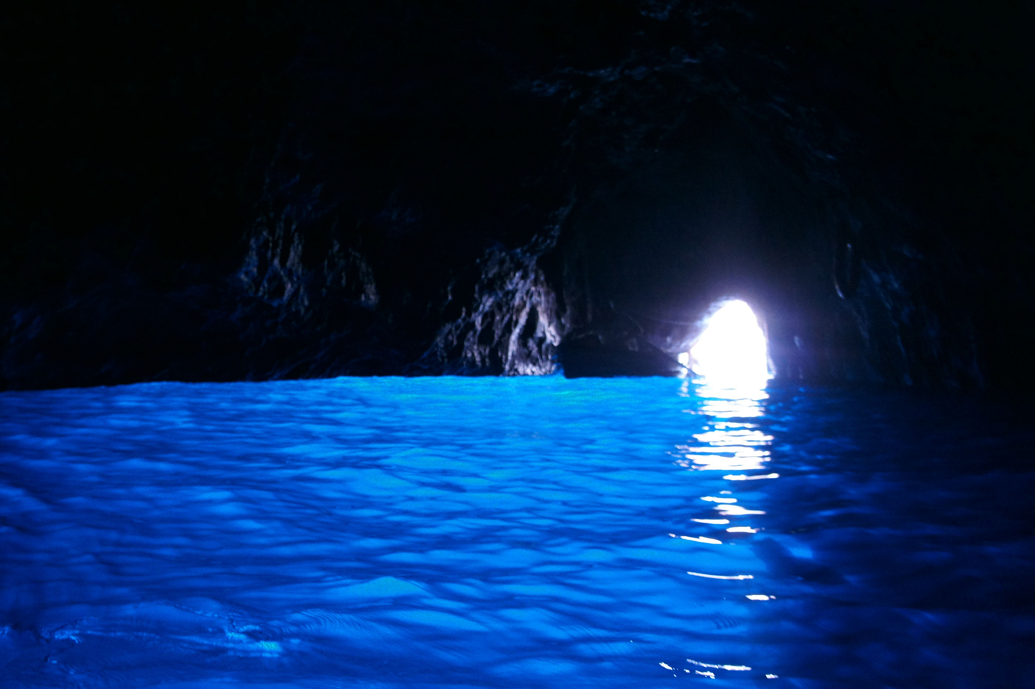 Голубая пещера турция. Голубой грот (капри). Голубая пещера остров капри. Голубой грот на острове капри. Голубой грот Италия.