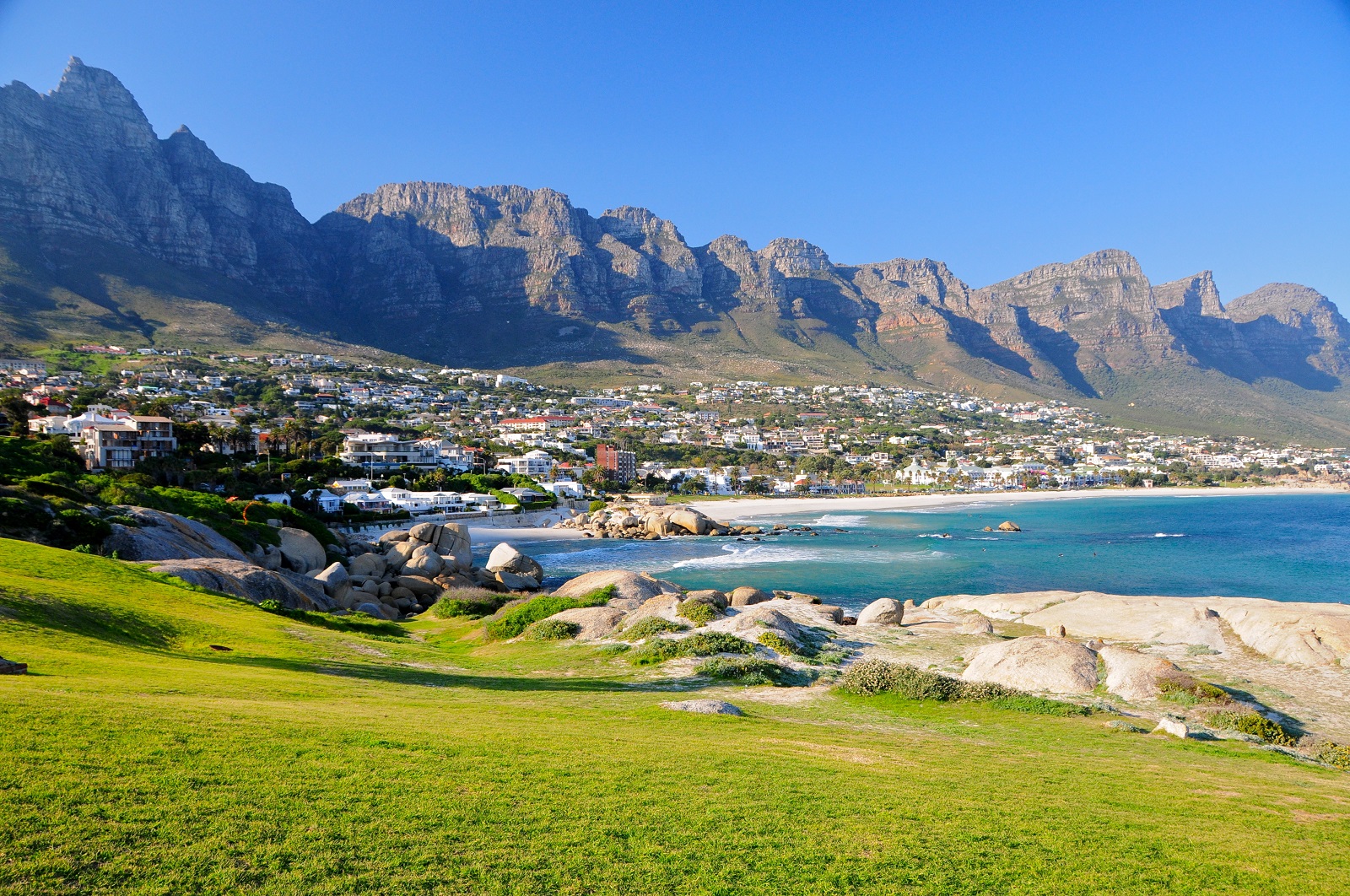 Bay s. Пляж Кампс Бэй ЮАР. Camps Bay Beach Кейптаун. ЮАР Кейптаун. Camps Bay Cape Town.