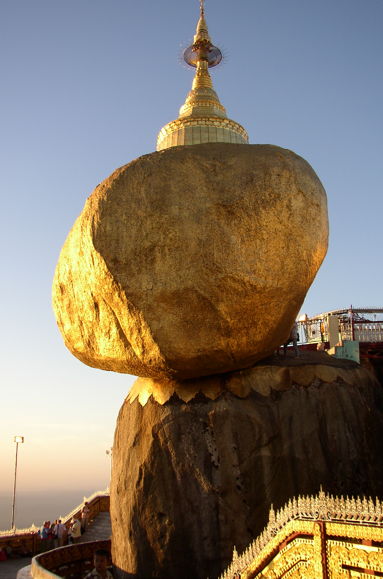 Золотой камень. Гора Чайттийо Бирма золотой камень. Золотой камень Будды в Мьянме. Чайттийо в Мьянме. Золотой валун в Мьянме.