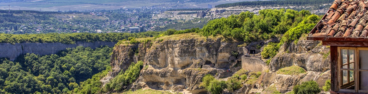 Бахчисарай, вид на пещеры города Чуфут-Кале