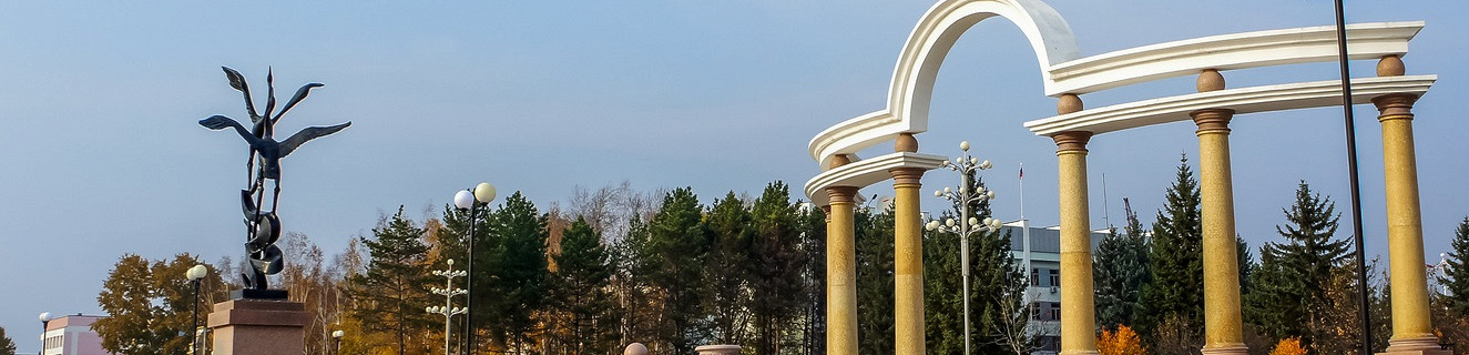 Городской пейзаж с видом на набережную у реки Биробиджан