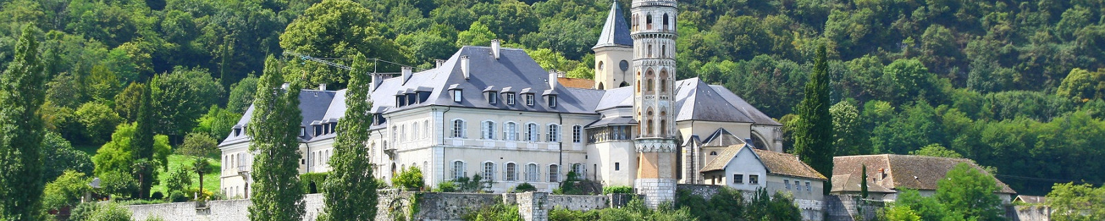 Аббатство Hautecombe на краю озера Бурже