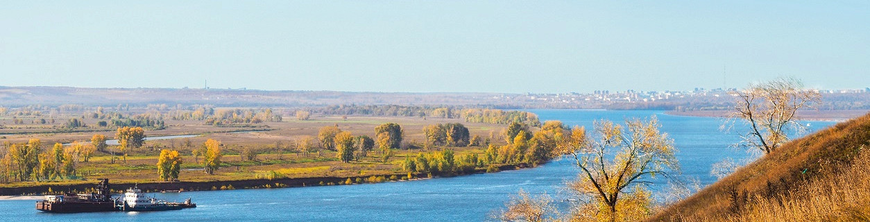 Осенний речной пейзаж с высокого холма, река Кама, буксир с баржей, Нижнекамск, Россия