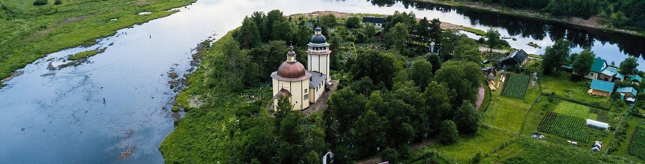 Вид на реку и Православную Церковь в Карелии, Новая Ладога, Россия