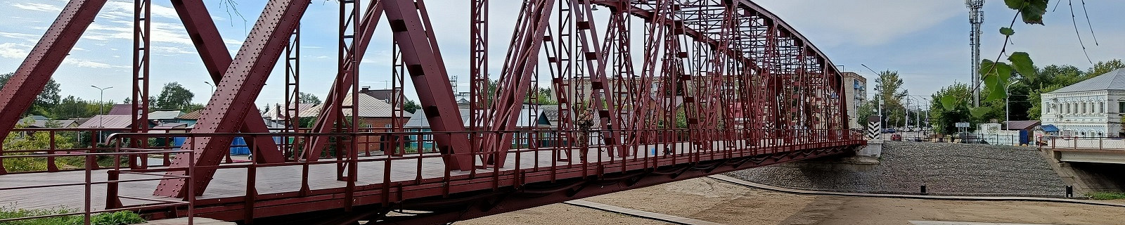 Недействующий автомобильно-железнодорожный мост в городе Петровске