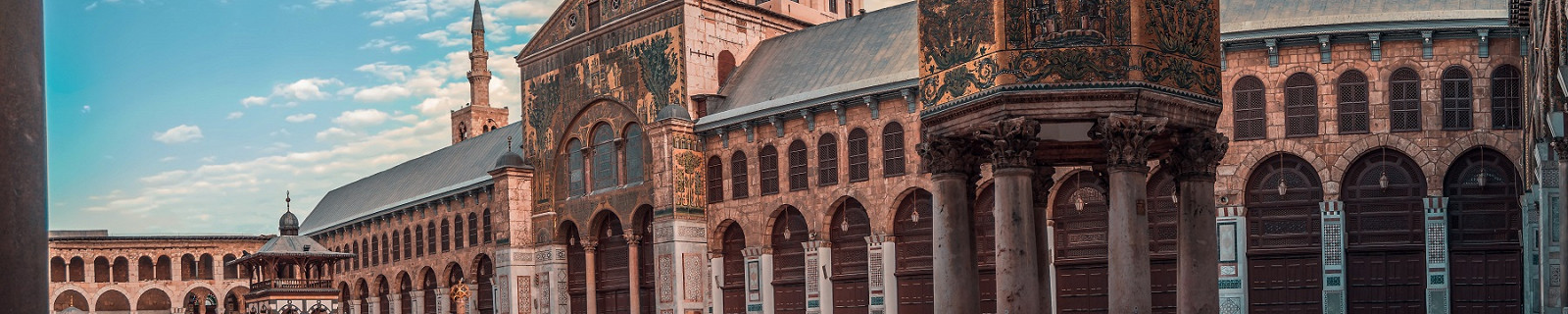Панорамное дневное фото Великой мечети Омейядов в Дамаске, Сирии