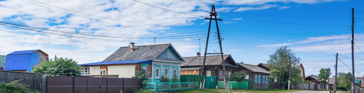 Деревенская улица, облицованная деревянными домами, Сибирь, Бурятия, Горяченск