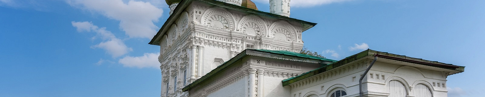 Белая ажурная церковь в Ныробе 