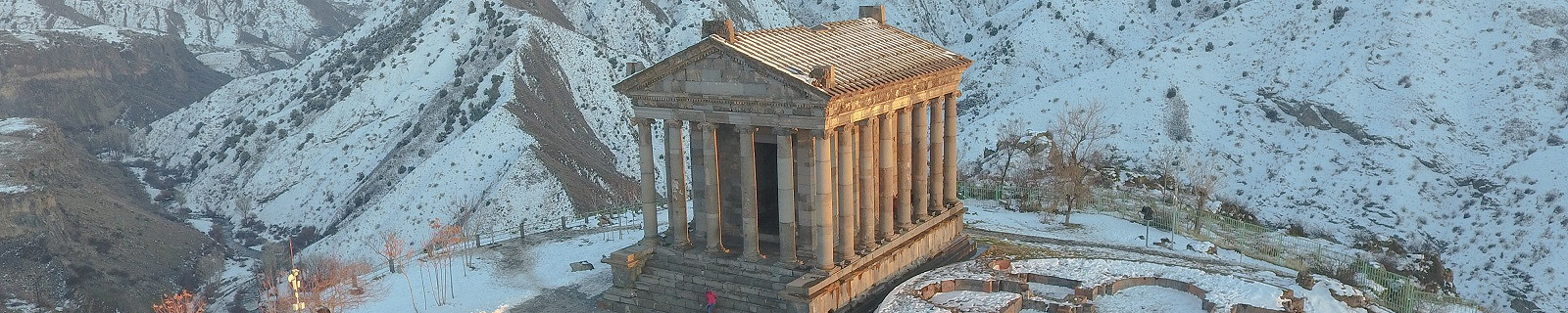 Красивый храм Гарни в Армении зимой