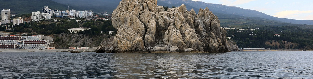 Вид с моря на Гурзуф 