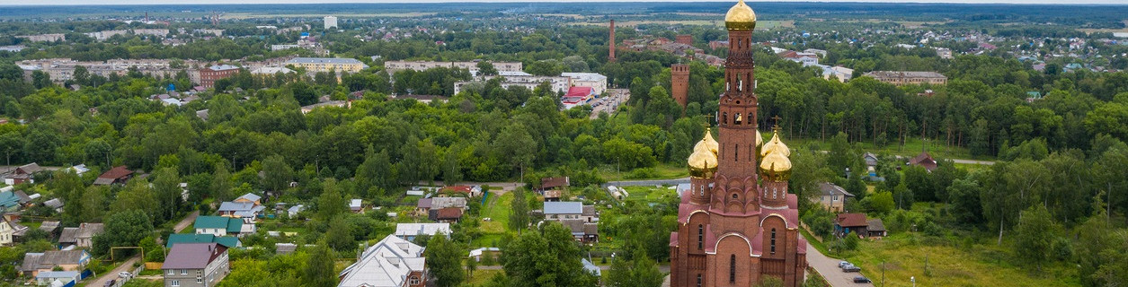 Панорама города Вичуга с храмом Воскресения Христова в летний день, Ивановская область, Россия
