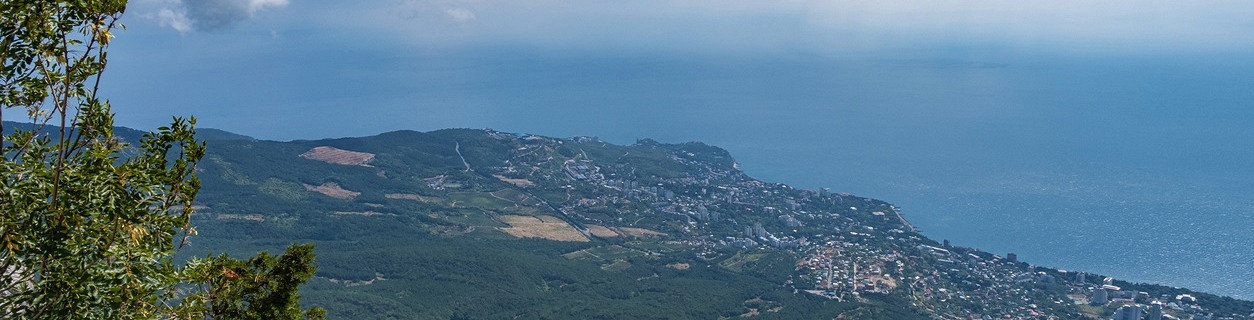 Вид с горы Ай-Петри на деревню Мисхор и Черное море