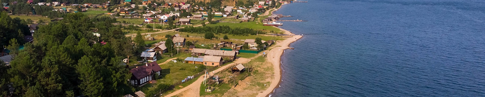 Вид сверху на пирс в деревне Большие Коты