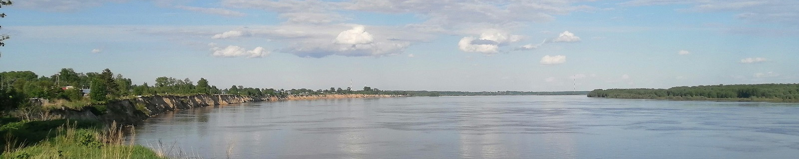 Река Обь весной в сибирском городе Колпашево