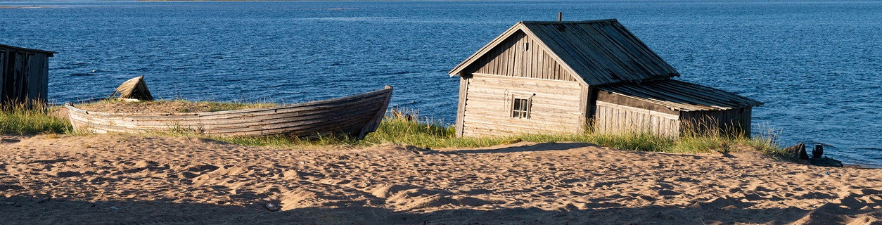 Деревянный дом и лодка на берегу Белого моря, Кузомень, Мурманская область