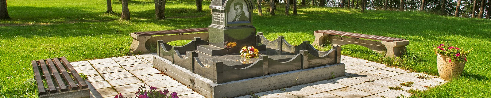 Памятник князю Гагарину в усадьбе Карачарово под Конаково